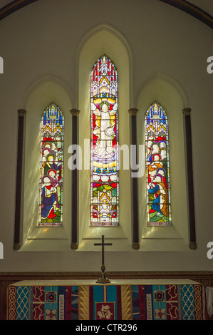 Religiöse Glasfenster in der Kirche St Mary The Virgin in Corfe Mullen Dorset Stockfoto