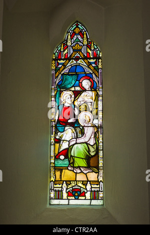 Religiöse Glasfenster in der Kirche St Mary The Virgin in Corfe Mullen Dorset Stockfoto