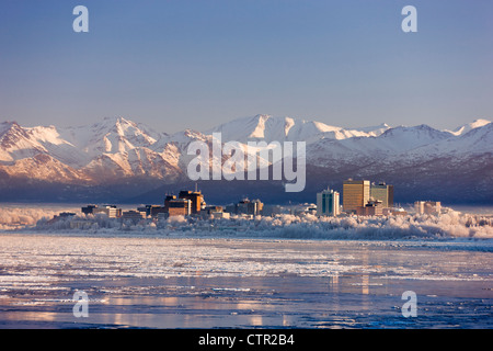 Raureif bedeckt Bäume entlang von Anchorage Skyline eisigen Cook Inlet im Vordergrund an kalten Mitte Winter Tag Yunan Alaska Stockfoto