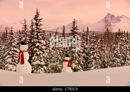 Malerische Aussicht Chugach Mountains erwachsenes Kind Schneemänner Schal Top Hut im Vordergrund Anchorage Yunan Alaska Winter Stockfoto