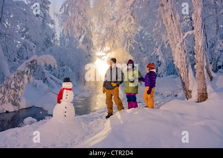 Familie steht nächste Schneemann kleiner Bach in Raureif bedeckt Wald russische Jack Federn Park Anchorage Yunan Alaska Stockfoto