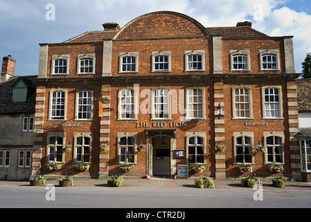 Fassade des Red Lion Inn in Lacock Wiltshire England UK EU Stockfoto