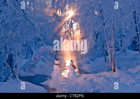 Schneemann paar stehen nächsten Stream Sonnenstrahlen durchschimmern Nebel hoar Milchglas Bäume im Hintergrund Russisch Buchse Springs Park Stockfoto