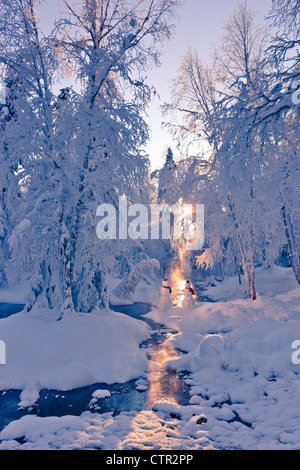 Schneemann paar stehen nächsten Stream Sonnenstrahlen durchschimmern Nebel hoar Milchglas Bäume im Hintergrund Russisch Buchse Springs Park Stockfoto