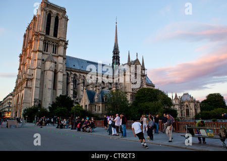 Notre Dame de Paris von der Brücke auf dem Fluss Seine in der Abenddämmerung, in Paris, Frankreich Stockfoto