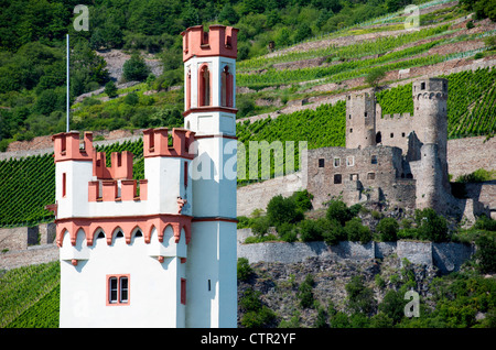 Historische Burg Ehrenfels und Mauseturm oder Mäuseturm bei Bingen am Rhein in Deutschland Stockfoto