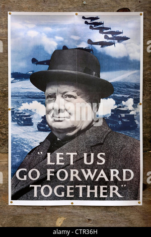 WW2 Propaganda-Plakat mit dem Gesicht von Winston Churchill Stockfoto