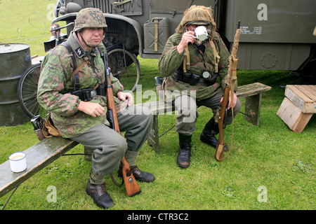 Schauspieler verkleidet als eine Waffen-SS-Soldaten eine gute alte britische Tasse Tee an einem WW2-Wochenende haben Stockfoto