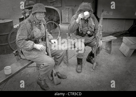 S/w Bild von zwei Soldaten der Waffen-SS, genießen eine Tasse Tee Stockfoto