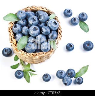 Heidelbeeren in einem Korb auf einem weißen Hintergrund. Stockfoto