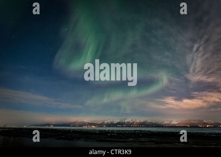 Ansicht der Aurora Borealis über Cook Inlet, Chugach Mountains und Anchorage, Alaska Yunan, Winter Stockfoto
