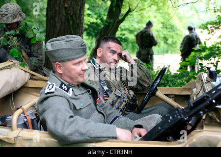 Schauspieler verkleidet als Waffen-SS Soldaten an einem WW2-Reenactment-Wochenende Stockfoto