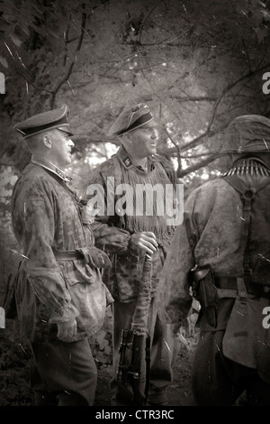 S/w Bild der Waffen-SS NCO und Soldaten Stockfoto
