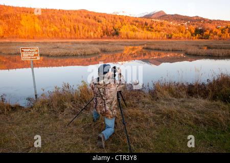 Fotograf bei Potter Marsh bei Sonnenuntergang, Yunan Alaska, Herbst Stockfoto