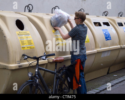 Person setzen Tasche in recycling-Behälter in Memmingen, Deutschland Stockfoto