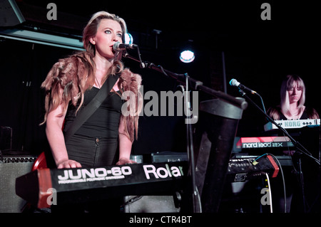 Charlotte Hatherley mit ihrer Band Sylver Zunge Leben in Wolverhampton Slade Rooms, 20. Juli 2012 Stockfoto