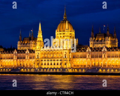 Nachtansicht des ungarischen Parlamentsgebäudes in Budapest, Ungarn, Osteuropa Stockfoto