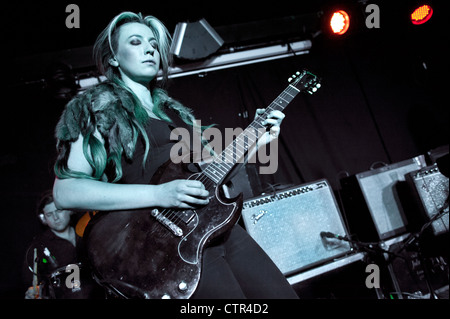 Charlotte Hatherley mit ihrer Band Sylver Zunge Leben in Wolverhampton Slade Rooms, 20. Juli 2012 Stockfoto