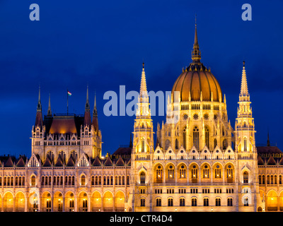 Nachtansicht des ungarischen Parlamentsgebäudes in Budapest, Ungarn, Osteuropa Stockfoto