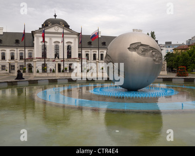 Grassalkovich Palast mit Weltkugel in Bratislava, Slowakei, Osteuropa Stockfoto