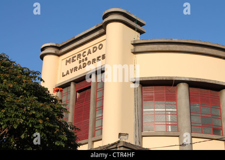 Sonnige Aussicht auf den Mercado Dos Lavradores Gebäude in Madeira Stockfoto