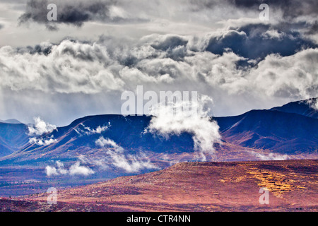 Sturm Wolken über einen Bergkamm im Denali Nationalpark & Preserve, innen Alaska, Herbst Stockfoto