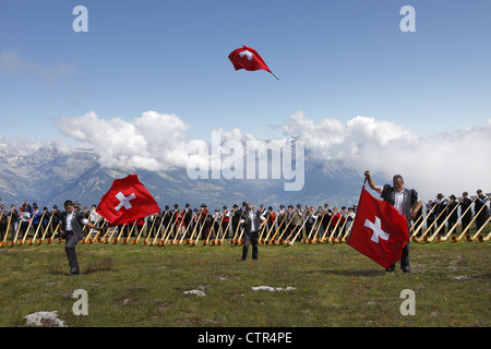 Fahnenschwinger & Alphornbläser beteiligen sich an der Morceaux d'ensemble Cor des Alpes Festival von Nendaz, Wallis, Schweiz Stockfoto