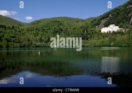 Italien, Basilicata, Geier, Laghi di Monticchio, Riserva regionale Lago Piccolo di Monticchio Regionalreservat, See und benediktinerabtei San Michele Stockfoto