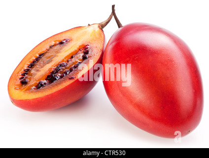 Tamarillo Früchte mit Scheibe auf weißem Hintergrund. Stockfoto