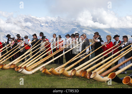 Hunderte von Alphornbläser teilnehmen Morceaux d'ensemble, Cor des Alpes Festival von Nendaz, Wallis, Schweiz Stockfoto