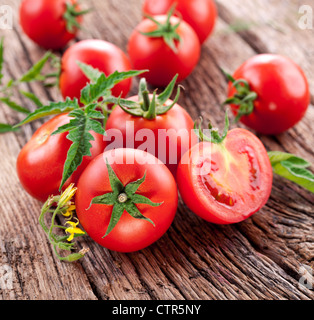 Tomaten, zubereitet mit Kräutern für die Erhaltung auf der alten Holztisch. Stockfoto