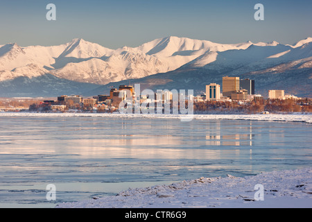 Blick auf Skyline von Anchorage, Chugach Mountains und Cook Inlet aus Erdbeben Park, Yunan Alaska, Winter Stockfoto