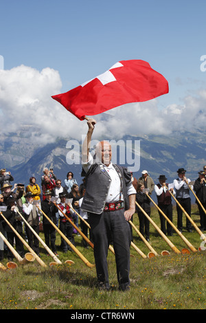 Fahnenschwinger & Alphornbläser beteiligen sich an der Morceaux d'ensemble Cor des Alpes Festival von Nendaz, Wallis, Schweiz Stockfoto