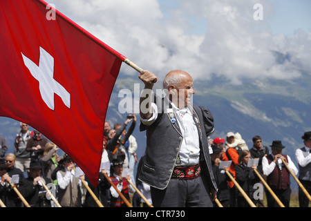 Fahnenschwinger & Alphornbläser beteiligen sich an der Morceaux d'ensemble Cor des Alpes Festival von Nendaz, Wallis, Schweiz Stockfoto