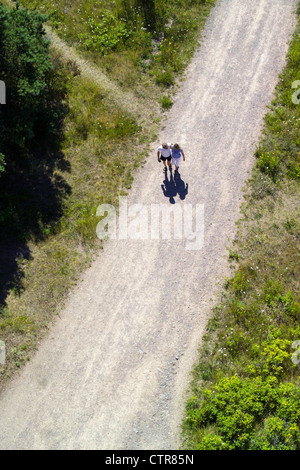 Luftaufnahme von ein paar zu Fuß auf einem Feldweg Stockfoto