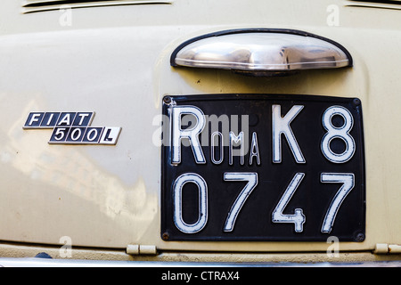 Italienischen Kfz-Kennzeichen auf einem Fiat 500 Roma Stockfoto