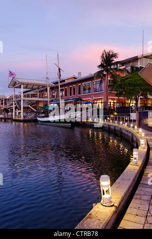 Strandpromenade, Hafen vorne im Bayside Market Place Resort am Abend, Biscayne Boulevard, Miami, Florida, USA Stockfoto