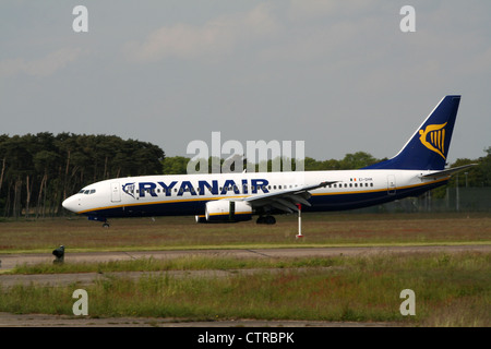 Ryanair Boeing 737 Landung in Düsseldorf - Flughafen Weeze Stockfoto