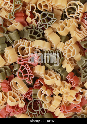 Italienische Nudeln Hartweizengrieß mit Tomaten und Spinat in Form von verschiedenen Zootieren. Lustig für Kinder. Stockfoto