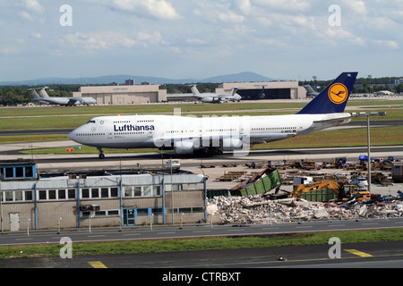 Lufthansa Boeing 747 am Flughafen Frankfurt. Im US Air Force Flugzeuge an der jetzt geschlossenen rhein-main Airbase Stockfoto