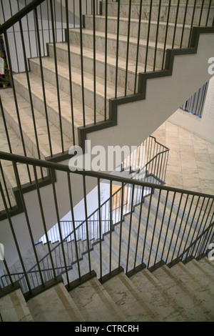 Treppe in das Museum für moderne Kunst im Schloss Moyland. Kleve, Deutschland Stockfoto