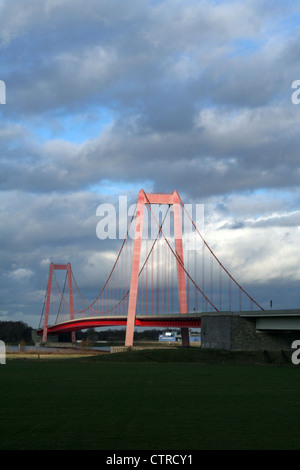 Die Rheinbrücke in Emmerich. Mit einer Länge von 1228mt die längste Suspension bridge in Deutschland. Stockfoto