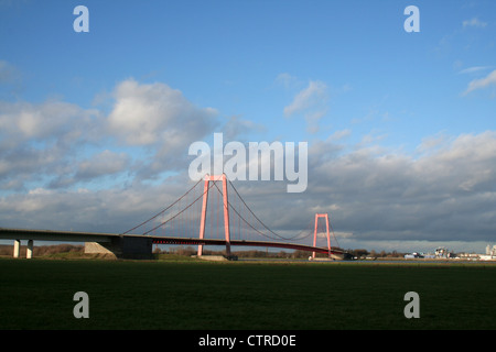 Die Rheinbrücke in Emmerich. Mit einer Länge von 1228mt die längste Suspension bridge in Deutschland. Stockfoto