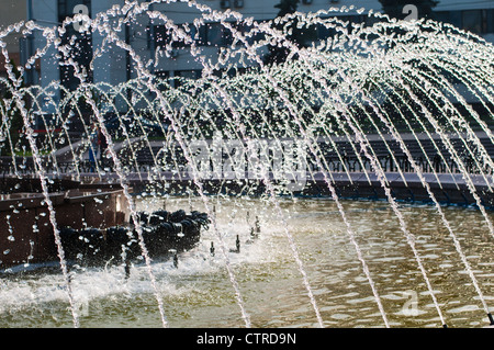 Wasserstrahlen in einem Brunnen Nahaufnahme Stockfoto