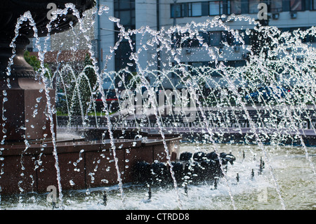 Wasserstrahlen in einem Brunnen Nahaufnahme Stockfoto