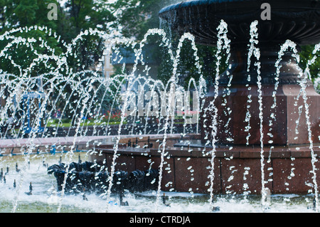 Wasserstrahlen in einem Brunnen Nahaufnahme Stockfoto