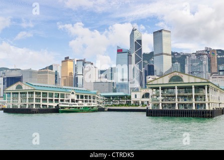 Skyline von Hong Kong Island und Star Ferry Pier, Central, Hong Kong Stockfoto