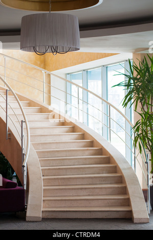 Moderne Treppe im Foyer des Hotels mit Tageslicht durch Fenster Stockfoto