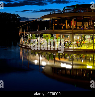 Bei Nacht in Vichy, die Terrasse des Restaurant Rotonde am rechten Ufer des Allier-Sees (Frankreich). Stockfoto