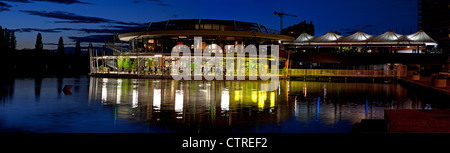 Bei Nacht in Vichy, die Terrasse des Restaurant Rotonde am rechten Ufer des Allier-Sees (Frankreich). Panorama-Blick. Stockfoto